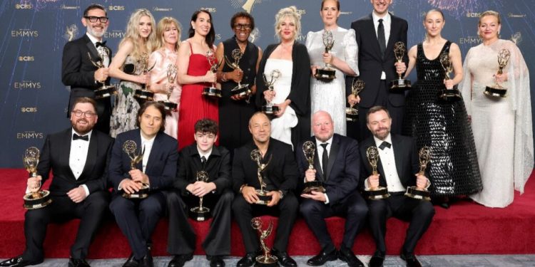 “Adolescencia”, “The Studio” y “The Pitt” dominan los Emmy 2025 con múltiples galardones y sorpresas