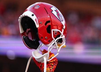 Casco de los Kansas City Chiefs durante un partido de la NFL 2025.