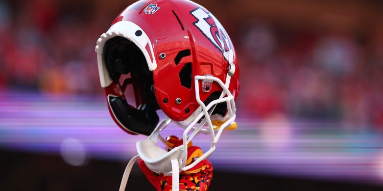 Casco de los Kansas City Chiefs durante un partido de la NFL 2025.