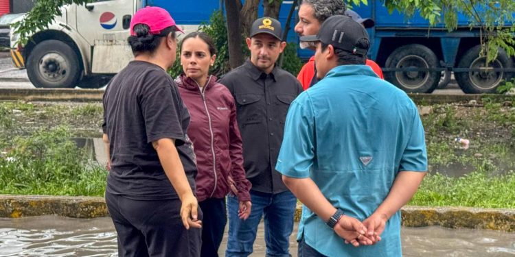 Ana Paty Peralta, supervisó los trabajos de desazolve de pozos de absorción en la Av. Kinik