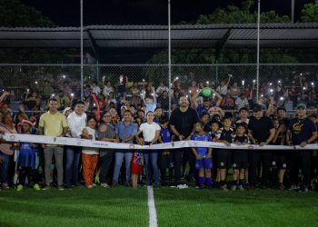 Ana Paty Peralta inauguró una cancha de pasto sintético en la Supermanzana 103