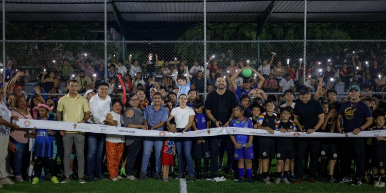 Ana Paty Peralta inauguró una cancha de pasto sintético en la Supermanzana 103