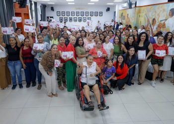 Ana Paty Peralta entregó 15 Tarjetas Beneficios a mujeres del Programa “Ellas Avanzan”