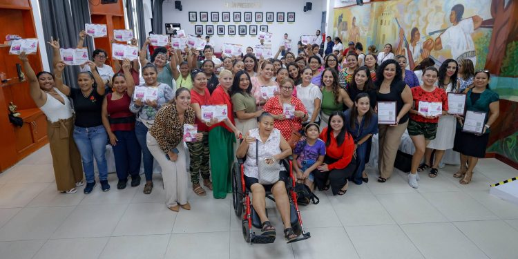 Ana Paty Peralta entregó 15 Tarjetas Beneficios a mujeres del Programa “Ellas Avanzan”