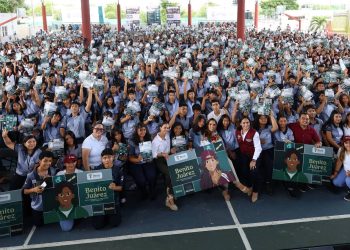 Entregan Beca Universal de Educación Medio Superior “Benito Juárez”