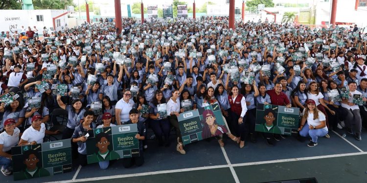 Entregan Beca Universal de Educación Medio Superior “Benito Juárez”