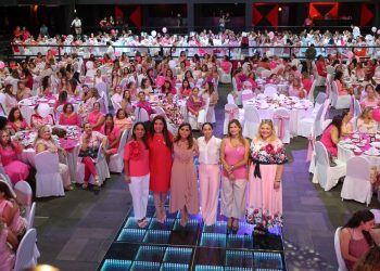 Ana Paty Peralta, encabezó la pasarela “Cancún Rosa 2025”