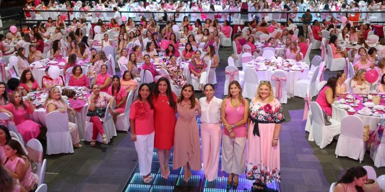 Ana Paty Peralta, encabezó la pasarela “Cancún Rosa 2025”