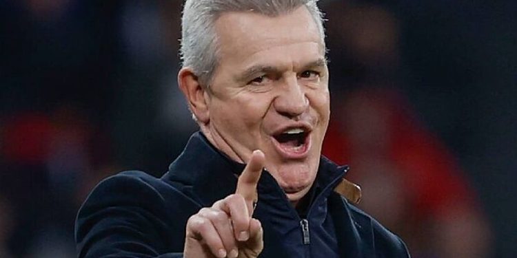 Javier Aguirre explicando los motivos de su salida del Atlético de Madrid durante una entrevista.