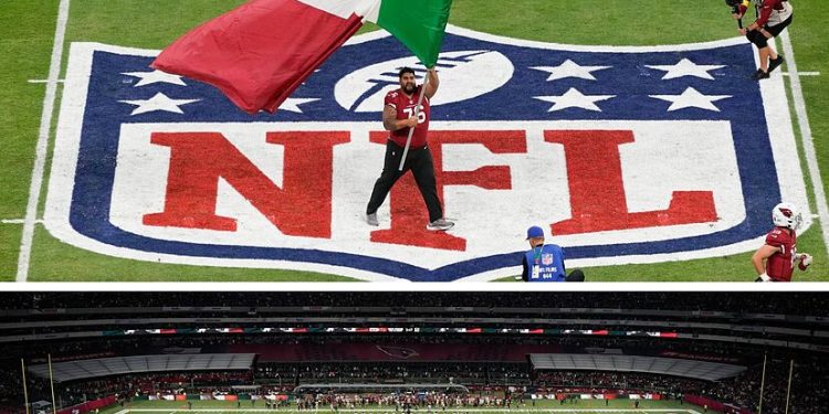 Jugadores y público celebran en el Estadio Azteca con banderas de México y Estados Unidos durante un partido de la NFL.