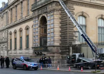 Avanza la investigación por robo de joyas de la Corona en el Louvre: cinco nuevos detenidos