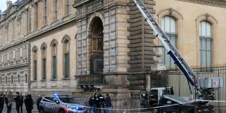 Avanza la investigación por robo de joyas de la Corona en el Louvre: cinco nuevos detenidos