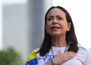 María Corina Machado agradece al público tras recibir el Premio Nobel de la Paz 2025.