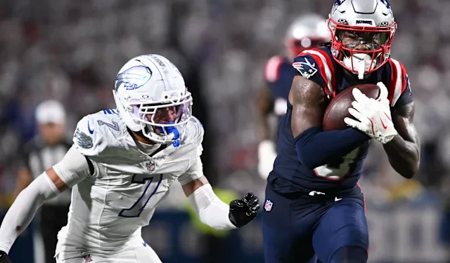 Jugador de los Patriots corre con el balón mientras un defensivo de los Lions intenta detenerlo durante la Semana 5 de la NFL 2025.