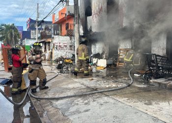 Cancún: incendio en edificio abandonado de la López Portillo alarma a vecinos