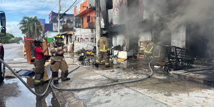 Cancún: incendio en edificio abandonado de la López Portillo alarma a vecinos