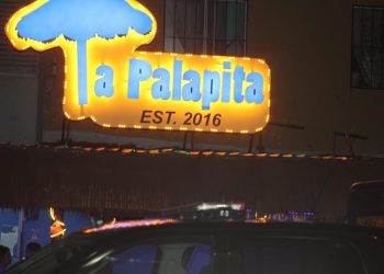 Motosicarios realizan disparos al aire afuera de “La Palapita” en Cancún