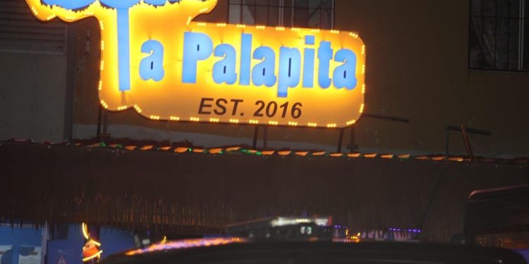 Motosicarios realizan disparos al aire afuera de “La Palapita” en Cancún