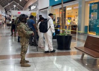 Caos en Plaza Las Américas: sujetos armados irrumpen en joyería de Cancún