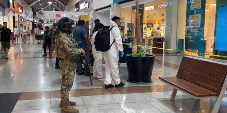 Caos en Plaza Las Américas: sujetos armados irrumpen en joyería de Cancún
