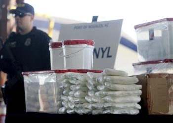 Paquetes de fentanilo asegurados por autoridades en un operativo fronterizo entre México y Estados Unidos.