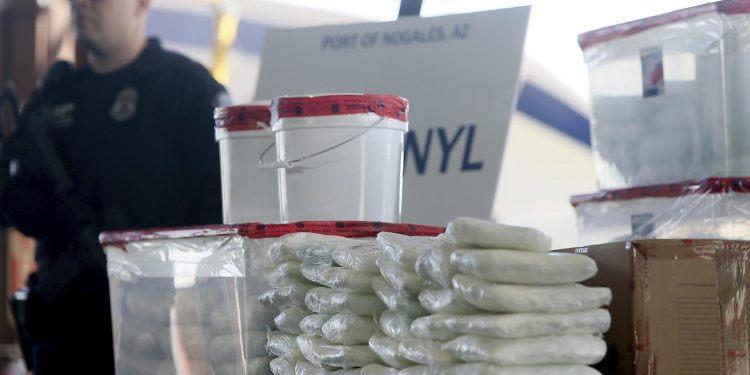Paquetes de fentanilo asegurados por autoridades en un operativo fronterizo entre México y Estados Unidos.