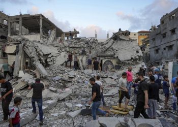 Civiles caminan entre los escombros tras los bombardeos en Gaza mientras Israel reanuda la aplicación del alto al fuego.
