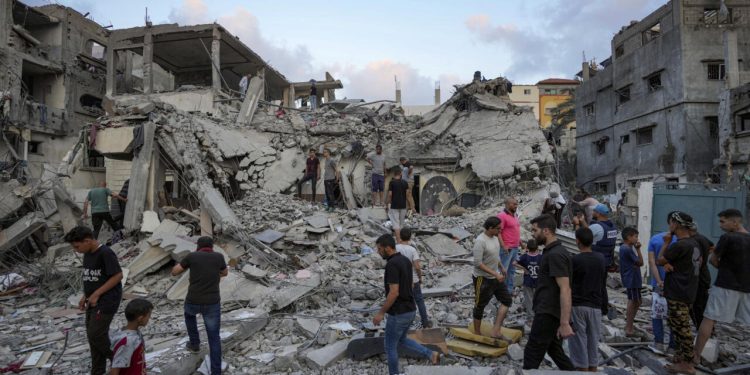 Civiles caminan entre los escombros tras los bombardeos en Gaza mientras Israel reanuda la aplicación del alto al fuego.