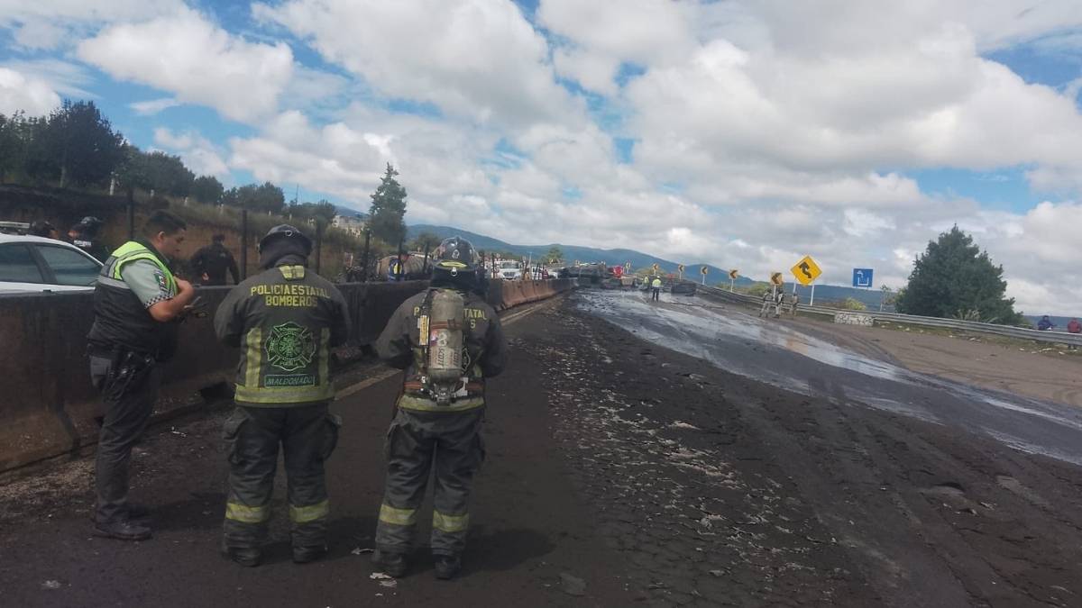 Atencion de emergencia tras el choque de pipas en la Mexico Puebla