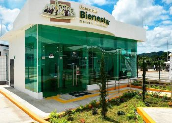 Fachada del Banco del Bienestar en México, institución encargada de dispersar los apoyos económicos a adultos mayores.
