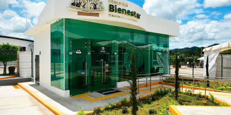 Fachada del Banco del Bienestar en México, institución encargada de dispersar los apoyos económicos a adultos mayores.