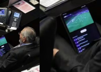 Captan a Adán Augusto López viendo fútbol en el Senado