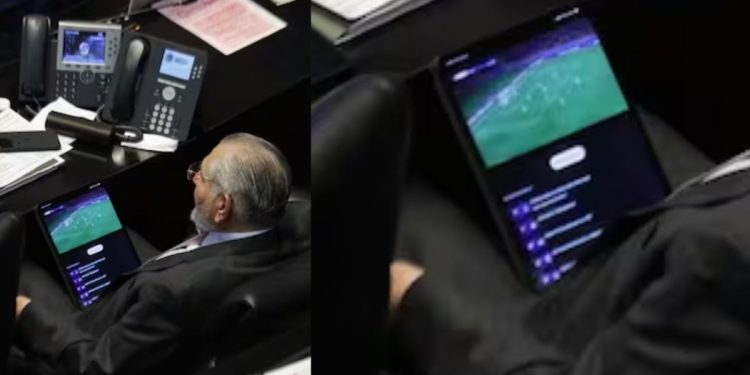 Captan a Adán Augusto López viendo fútbol en el Senado