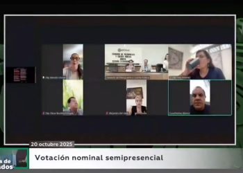 Captan al diputado Cuauhtémoc Blanco jugando pádel durante sesión de diputados