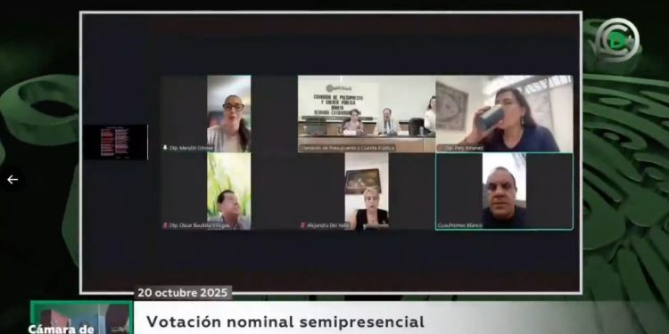 Captan al diputado Cuauhtémoc Blanco jugando pádel durante sesión de diputados
