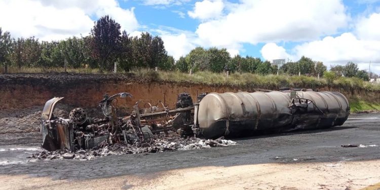 Choque de pipas en la Mexico Puebla provoca incendio y cierre total de autopista