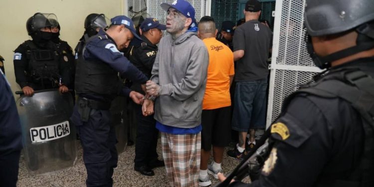 Detienen a 23 guardias por la fuga de pandilleros en Guatemala