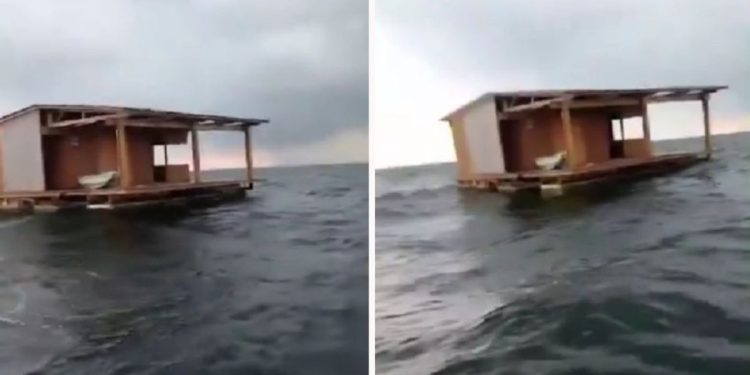 “El Atracadero” reaparece flotando en la costa tras ser arrastrado por el río Tuxpan