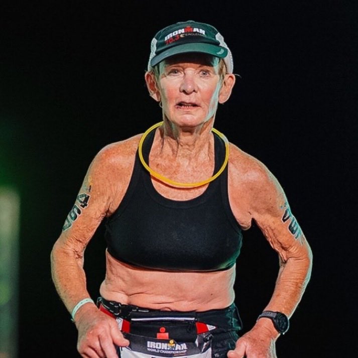 Mujer de 80 años rompe récord al concluir un triatlón en Hawaii