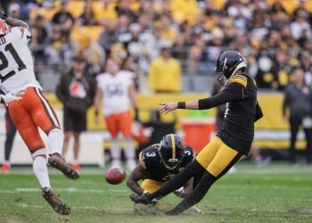 Jugadores de los Steelers y Browns disputan una jugada en el Heinz Field, donde se evidencian problemas en el césped y el mal estado de la cancha.