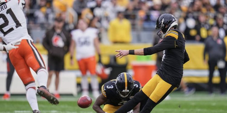 Jugadores de los Steelers y Browns disputan una jugada en el Heinz Field, donde se evidencian problemas en el césped y el mal estado de la cancha.