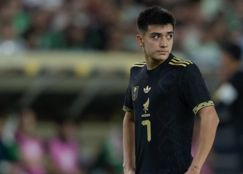 Gilberto Mora, figura de México Sub-20, mira hacia el campo tras la eliminación en el Mundial Sub-20.