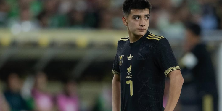 Gilberto Mora, figura de México Sub-20, mira hacia el campo tras la eliminación en el Mundial Sub-20.