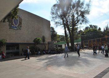 Autoridades y estudiantes afuera de la Prepa 6 de la UNAM tras el desalojo por posible explosivo.