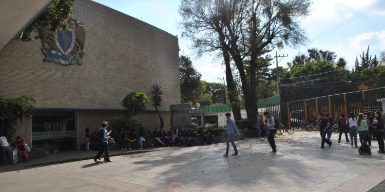 Autoridades y estudiantes afuera de la Prepa 6 de la UNAM tras el desalojo por posible explosivo.