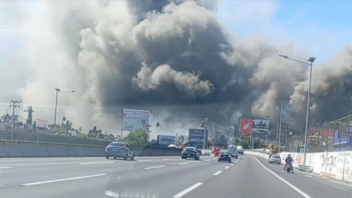 Incendio en fábrica de colchones en Ecatepec obliga a desalojar a 500 personas y suspende servicio del Mexicable