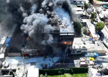 Incendio en fábrica de colchones en Ecatepec obliga a desalojar a 500 personas y suspende servicio del Mexicable
