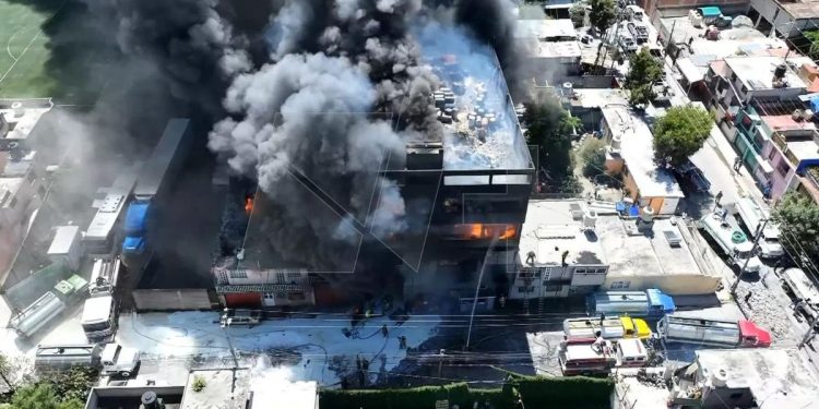 Incendio en fábrica de colchones en Ecatepec obliga a desalojar a 500 personas y suspende servicio del Mexicable