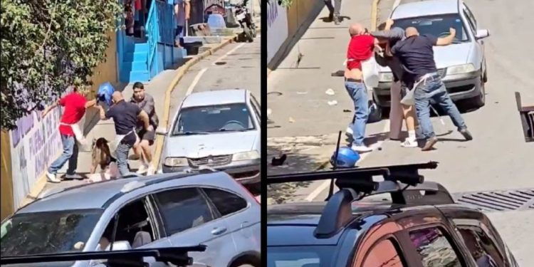 Joven héroe defiende a mujer que era brutalmente golpeada por dos carniceros en Cuernavaca | VIDEO