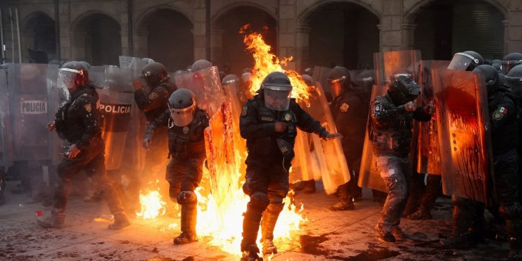 Marcha del 2 de Octubre deja saldo de 94 policías heridos tras ataques de encapuchados